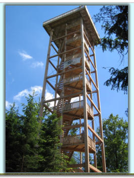 Der 35 m hohe Aussichtsturm mit 210 Stufen befindet sich auf einer Seehhe von 799 m und ist im Freizeit-Wegenetz integriert.